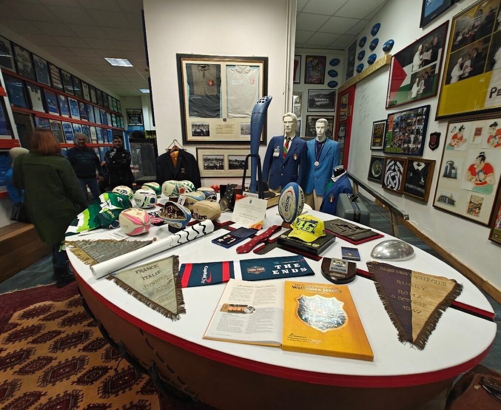 Interno della sala espositiva del Museo del Rugby Fango e Sudore ad Artena, Roma.